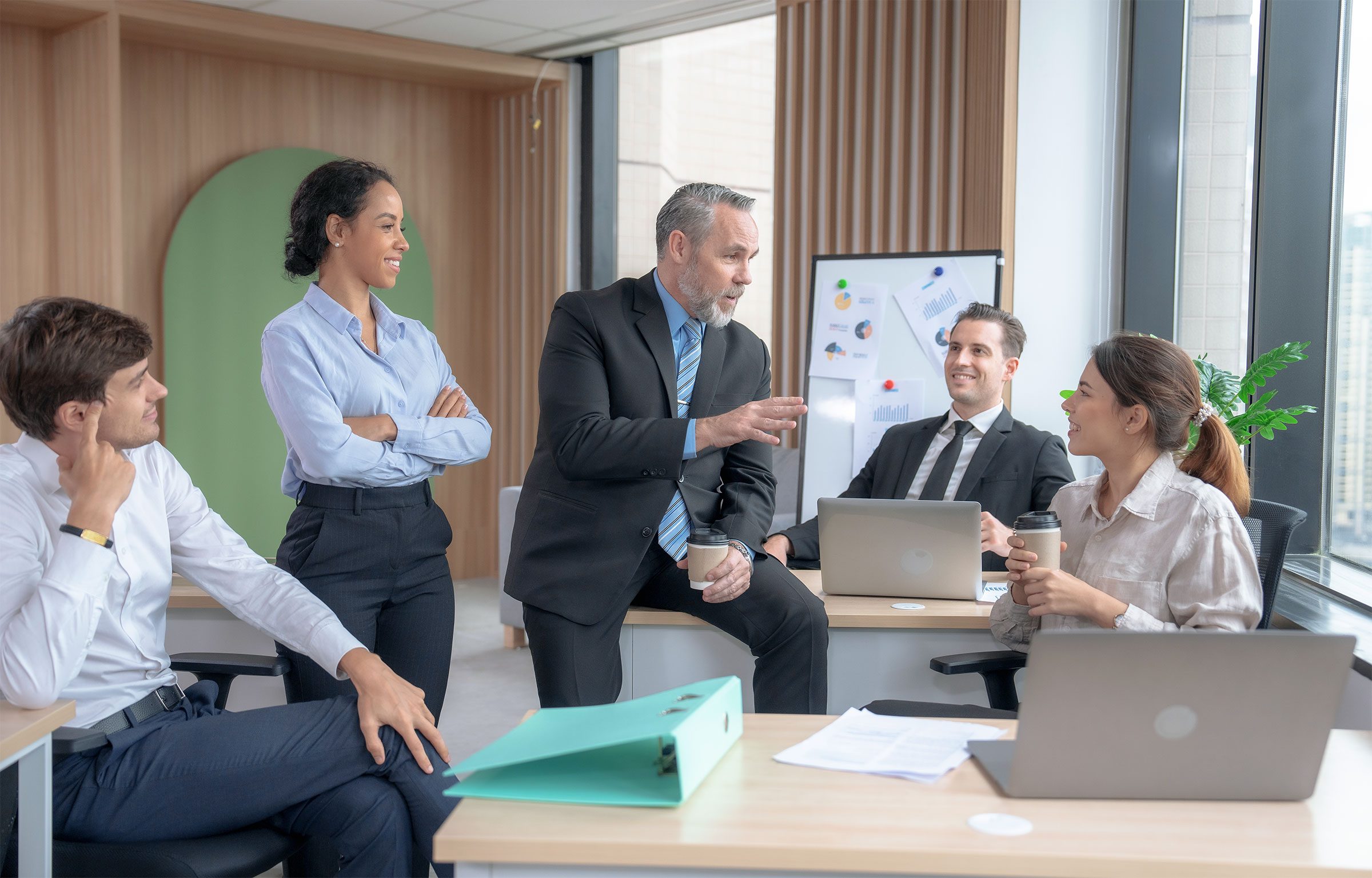 Eine Gruppe von Geschäftskunden sitzen im Büro und besprechen Geschäftsangelegenheiten.