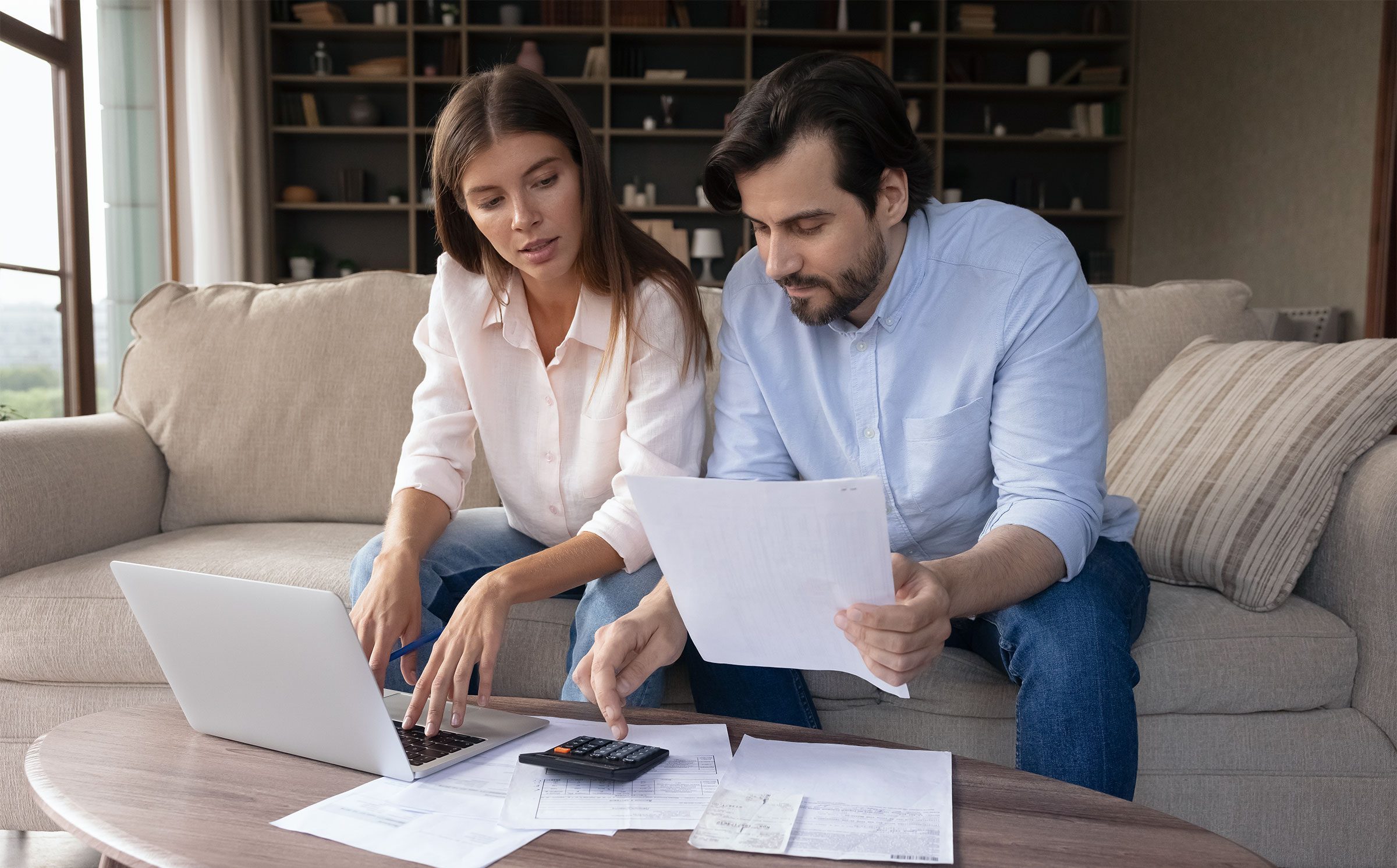 Zwei unserer Privatkunden, die zuhause unsere E-Banking und Mobile Payment-Lösungen nutzen.