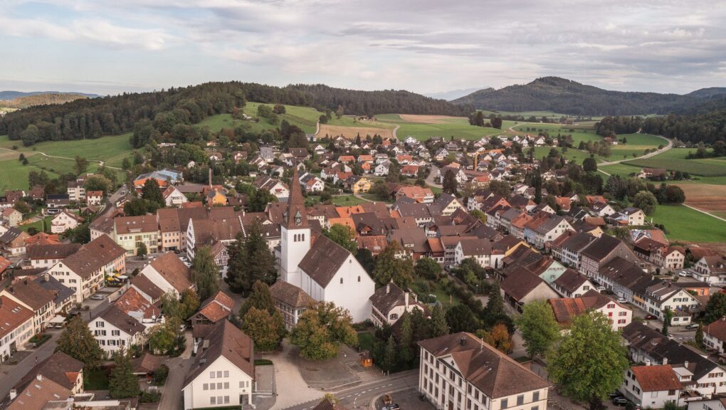 Aussicht auf eine Zürcher Gemeinde, aus der Vogelperspektive.