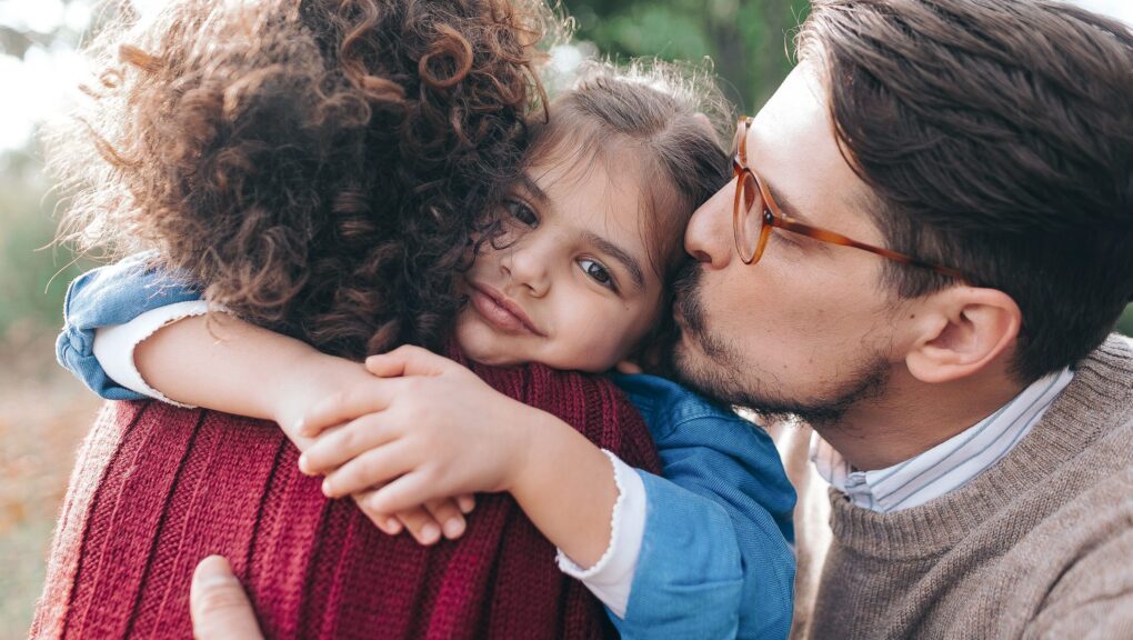 Eine junge Familie, die ihre Vorsorge und ihren Nachlass frühzeitig geregelt hat.