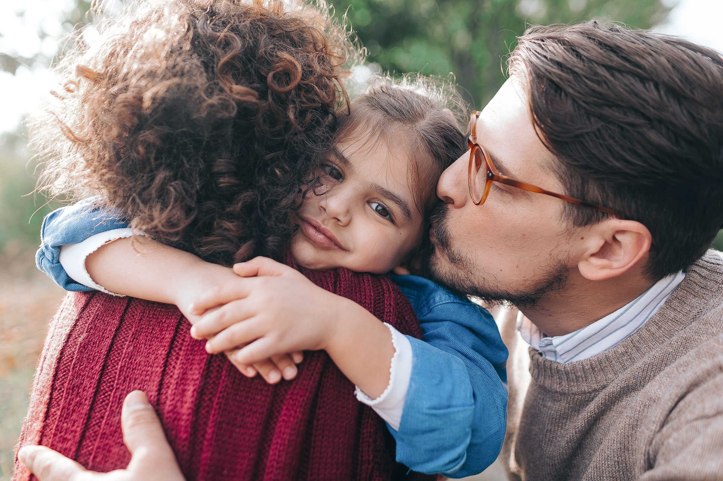 Eine junge Familie, die ihre Vorsorge und ihren Nachlass frühzeitig geregelt hat.